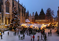 Weihnachtsmarkt im Schnee vor der Lambertikirche Weihnachtsmarkt im Schnee vor der Lambertikirche