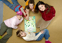 Kinder in Maxi-Turm Kinder im Maxi-Turm mit einem Brettspiel