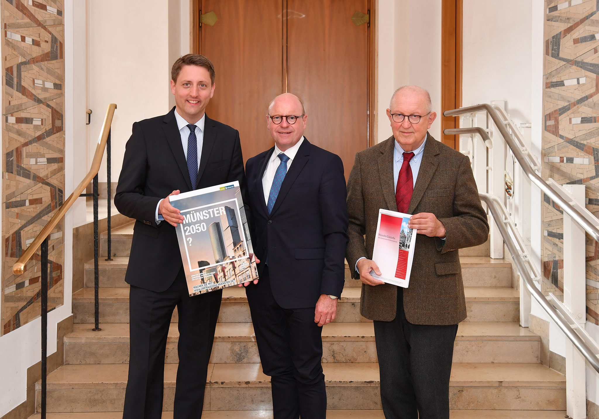Foto: Übergabe Szenariobericht Foto: Übergabe Szenariobericht